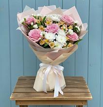 Букет цветов из:  Гвоздики, Орхидеи и Розы в Куйбышево Ростовская область