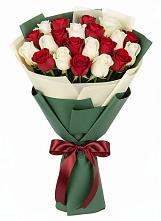Букет Микс из красных и белых роз в Куйбышево Ростовская область
