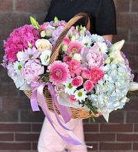 Цветочная композиция из Розы, Хризантемы, Пионы и Лизиантусы в корзине в Куйбышево Ростовская область
