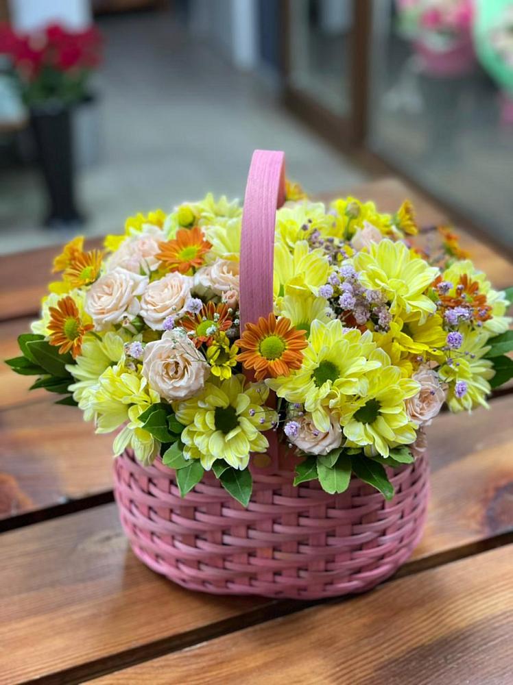 Цветочная композиция из Хризантемы и Розы в корзине в Куйбышево Ростовская область