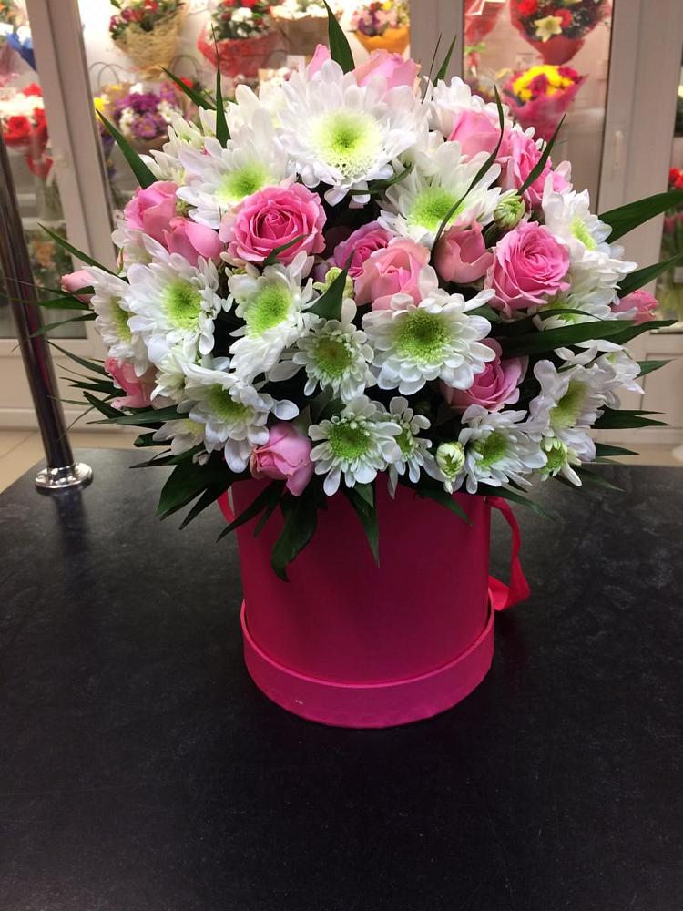 Цветочная композиция из Розы и Хризантемы в шляпной коробке в Куйбышево Ростовская область