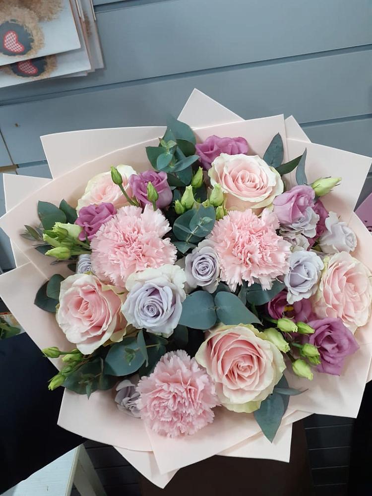 Букет цветов из: Розы, Гвоздики и Лизиантусы в Куйбышево Ростовская область